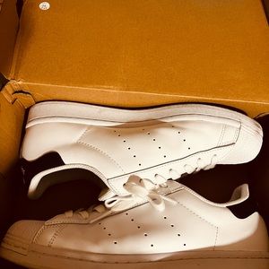 I'm selling a pair of adidas superstar Stan smith